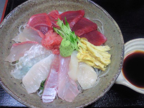 ★味よし「自慢の鮮魚でちらし寿司です!!」