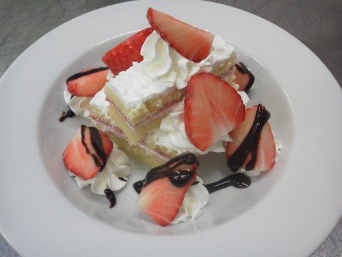 ★味よし「さすが、鉄板!?苺のケーキの魅力!」