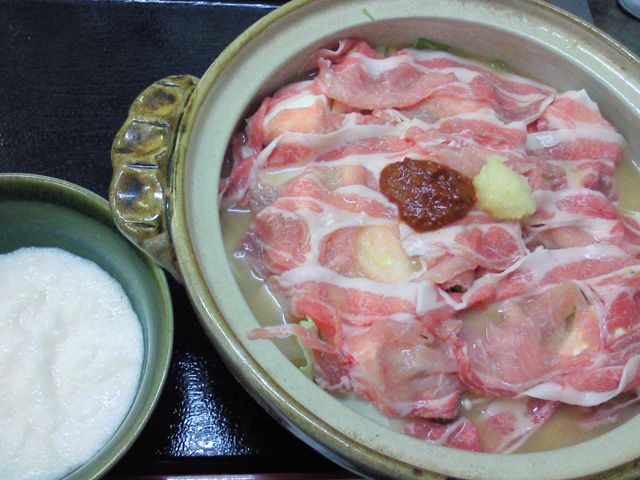 ★味よし「お鍋のご紹介!豚(ぶた)とろろ鍋で~す♪」