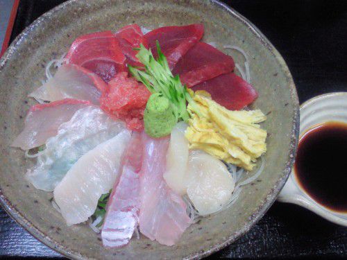 ★味よし「自慢の鮮魚でちらし寿司です!!」