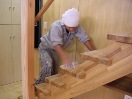 梁の見える家　一つ一つ手作業です