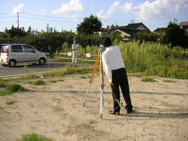 秋晴れの下、さくっと実測。