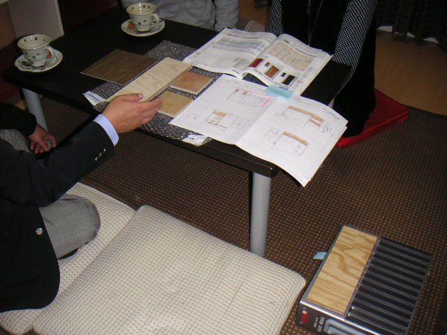 内部床仕上の打合せ。