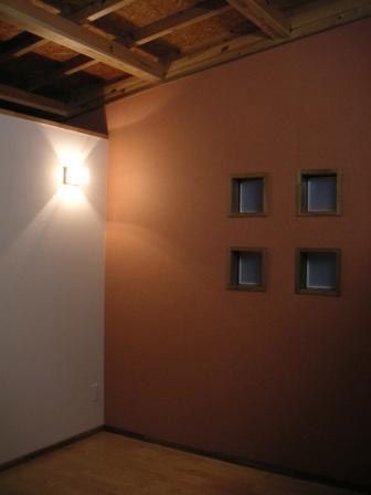 梁の見える家　アクセント壁のある寝室