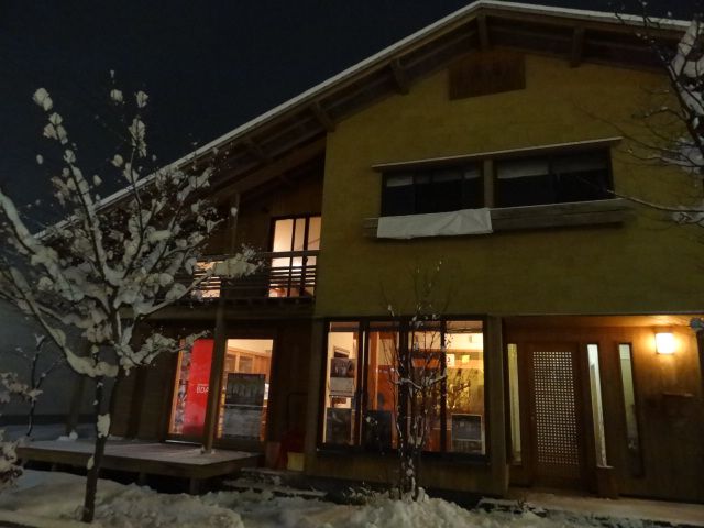 夜景もきれいな、暖炉のあるスマートハウス。