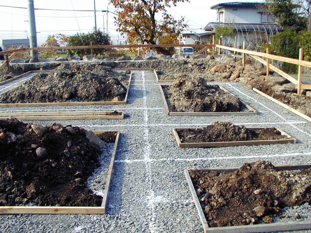 まずは、地業（じぎょう）工事で地盤固め