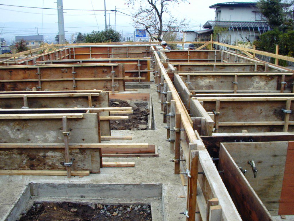 型枠（かたわく）は、基礎を造るための金型です