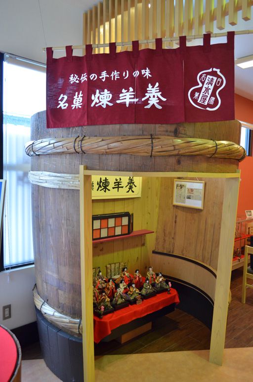 【清水屋酒店からのお知らせ】酒樽の中にお雛様を展示しております