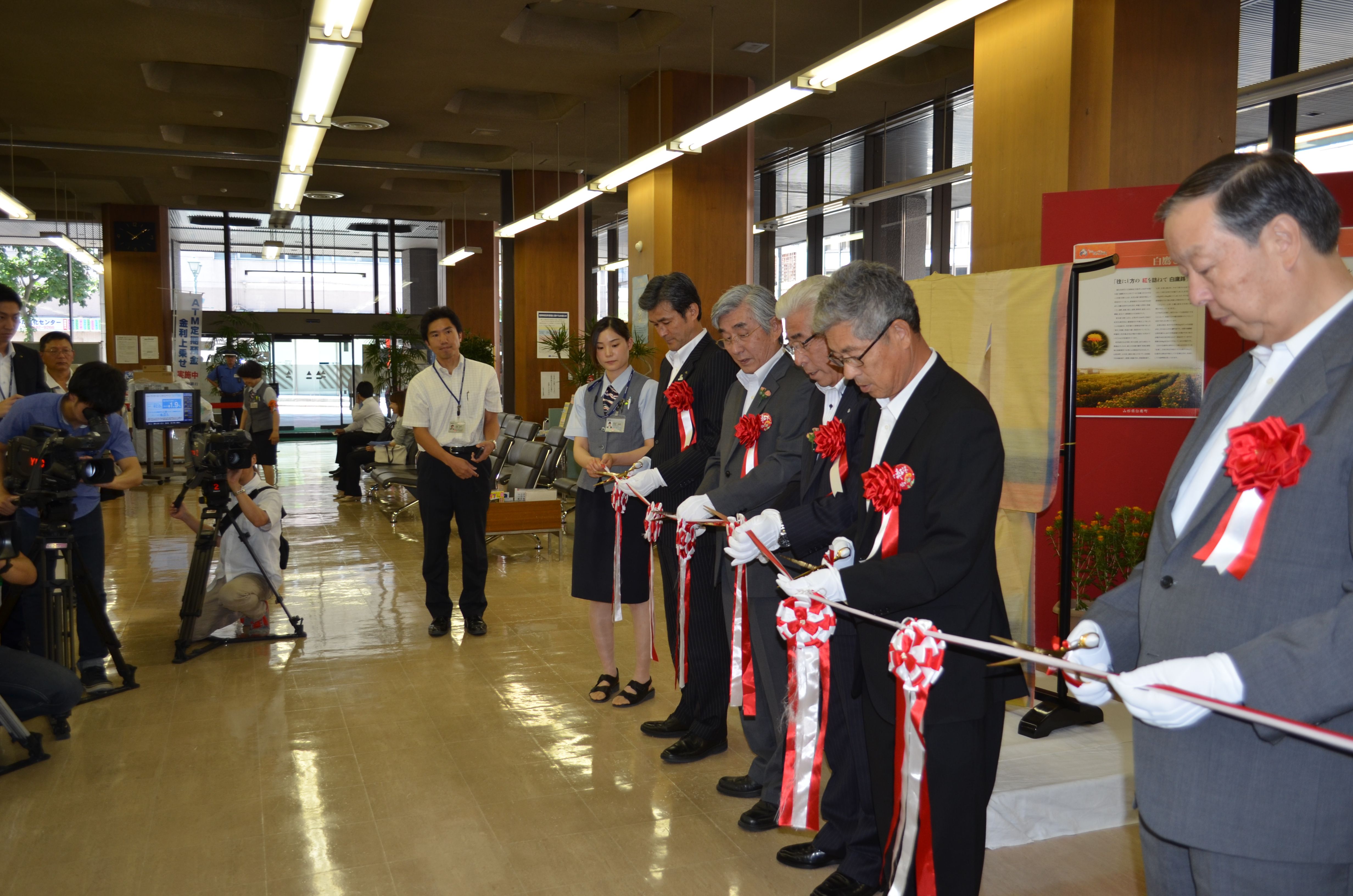 山形銀行本店にて「白鷹紅花まつり展」スタート