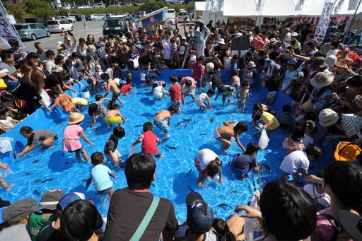 【第39回白鷹鮎まつりイベント紹介】ちびっこ魚のつかみどり