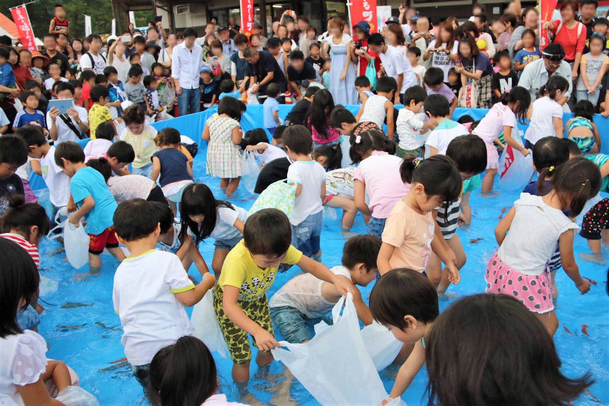 　「第４１回 白鷹鮎まつり」　ちびっこ魚のつかみどり