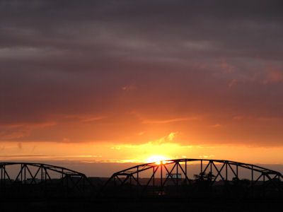 曇り空に夕日が