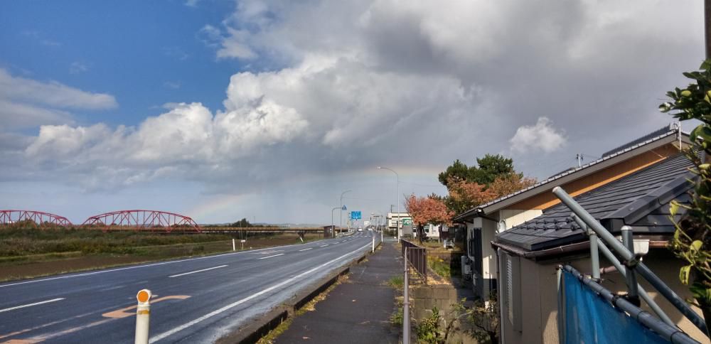 北の空にうっすらと虹が