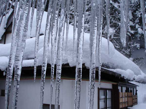 雪・屋根・つららら