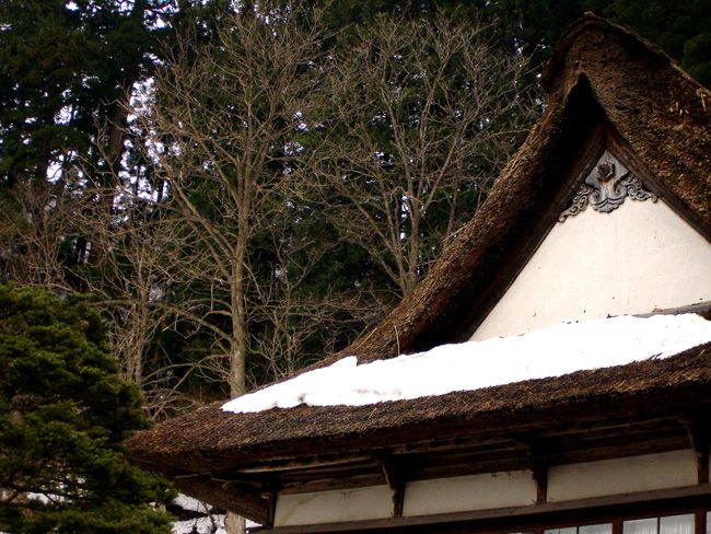 萱屋根の残雪