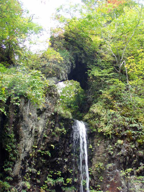 潜り滝と岩穴