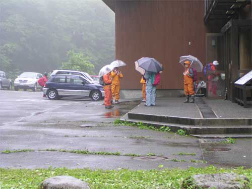 雨の中スケッチ？