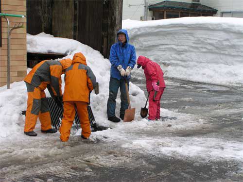 側溝に雪を