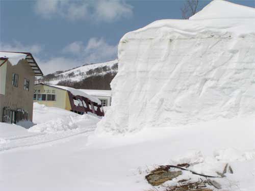 オープンを待つ山小屋