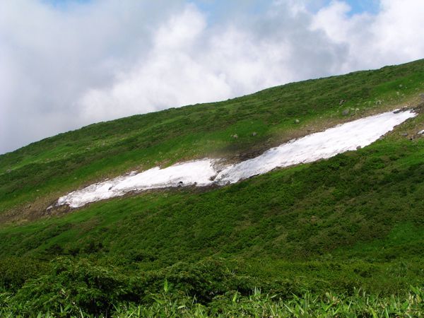 残雪をバックに