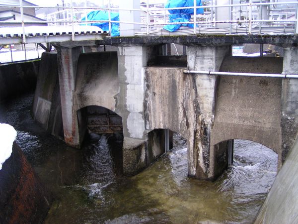 ダムと排水口