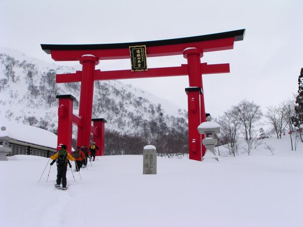 大鳥居をくぐって