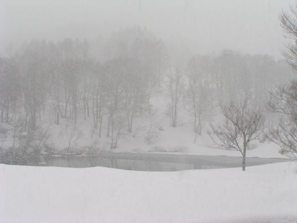 雪にけむる地蔵沼