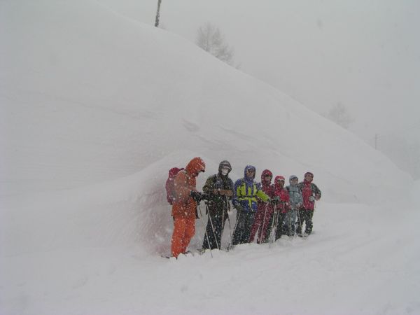 雪壁をバックに