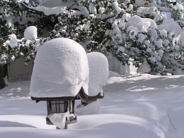 灯籠に雪が