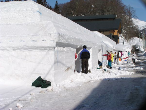 雪旅篭造り始まる