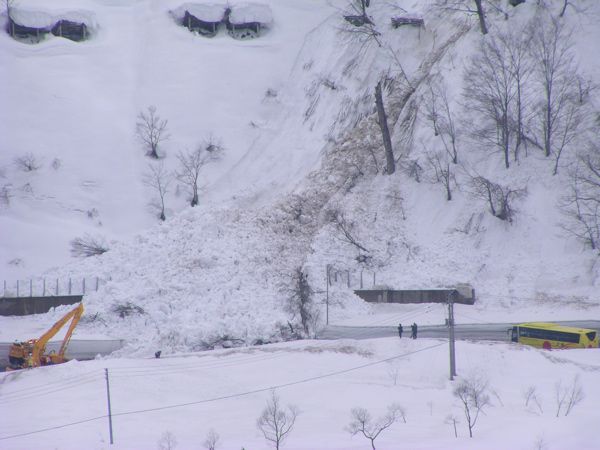雪崩道路遮断