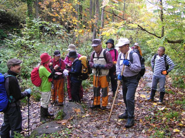 秋の古道を行く