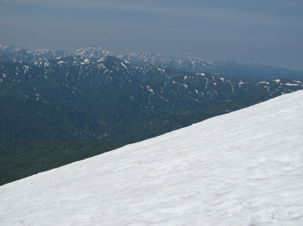 背景に朝日連峰