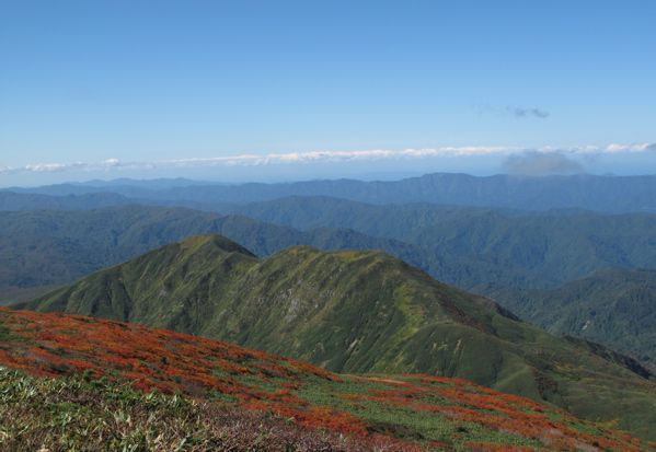 姥ヶ岳より湯殿山を