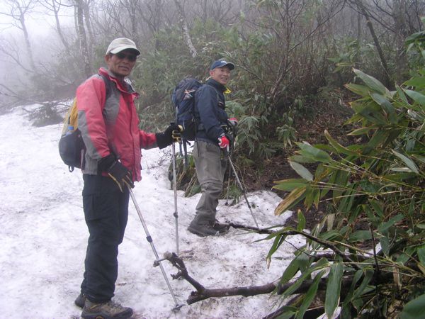 急登雪渓に立つ