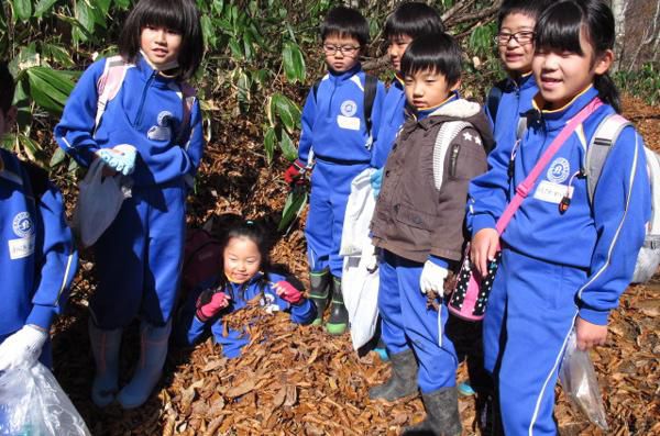 地元の小学生と