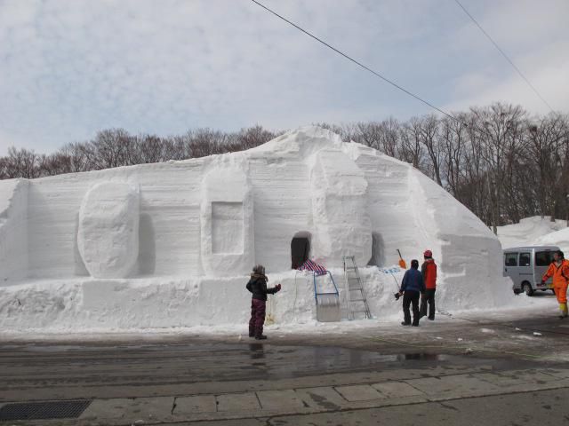 湯殿山背景に