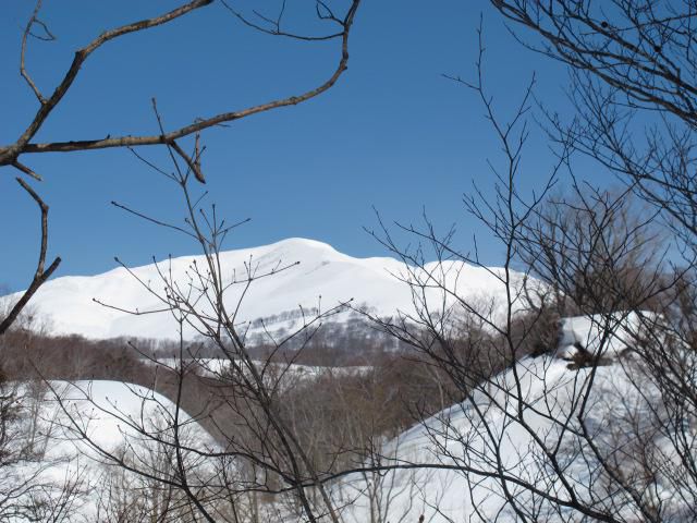 谷間から湯殿山