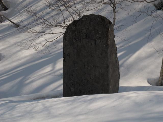 記念碑と雪