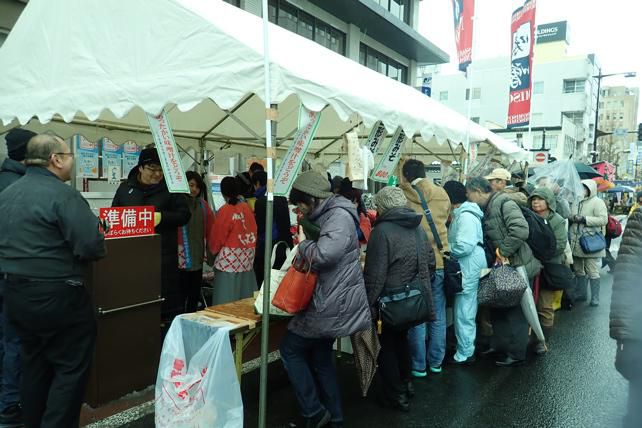 人だかりの正体?