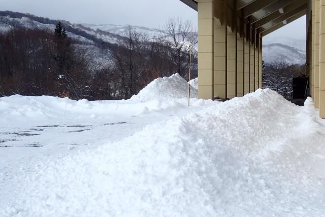 屋根からの雪で