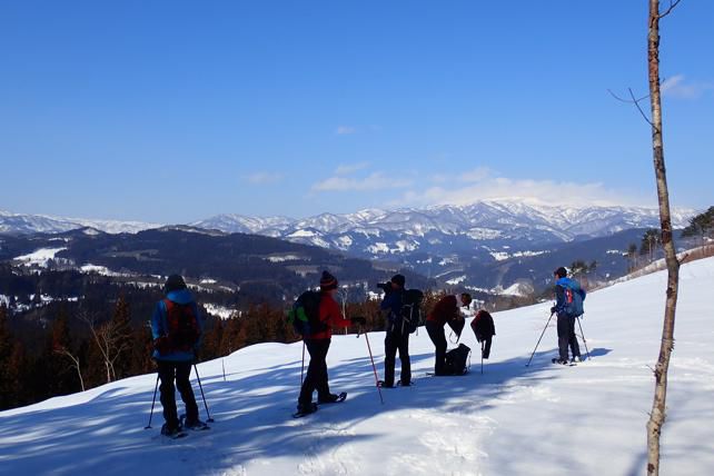 尾根裏側の風景に触れる