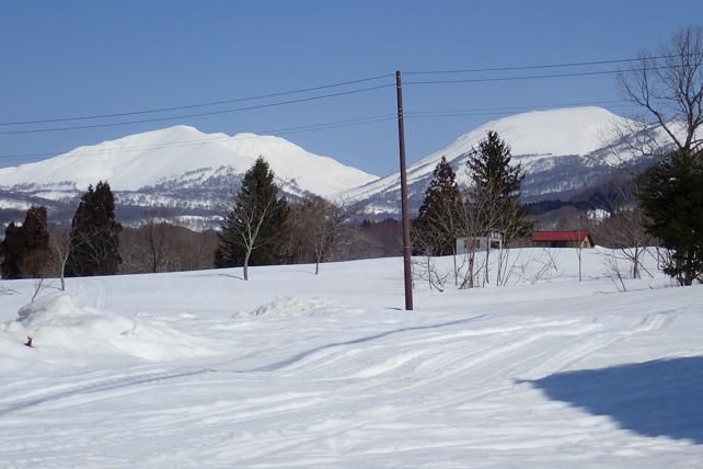 快晴の月山山麓の風景