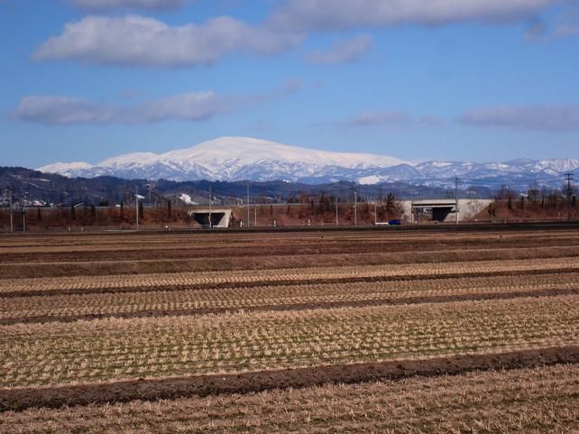 月山　村山平野から