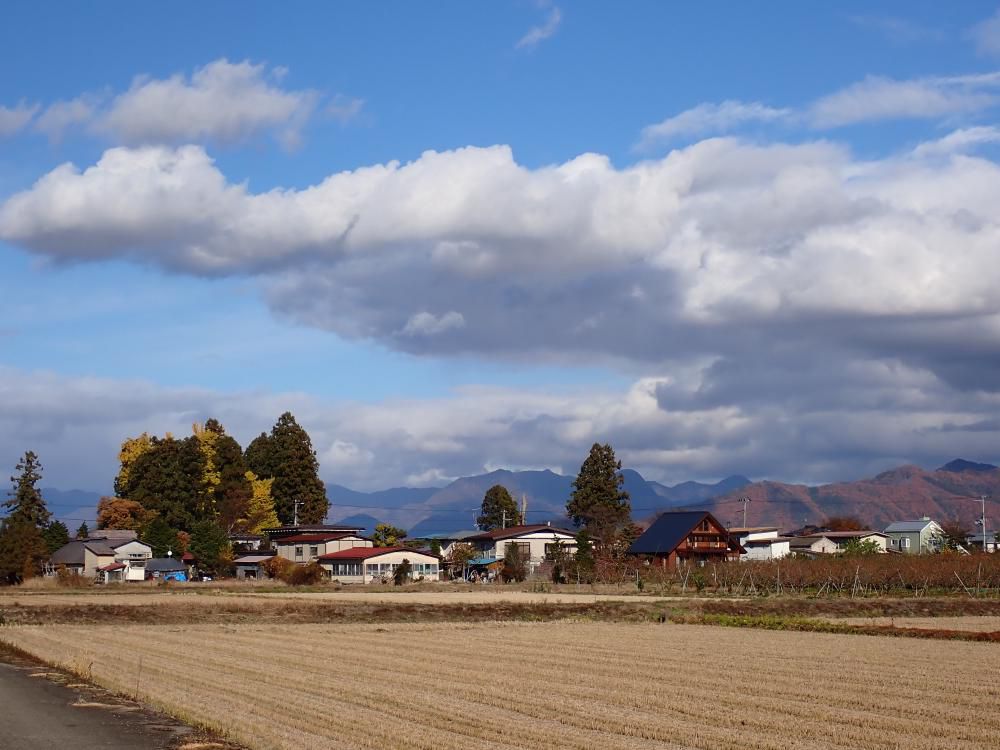 晩秋の村山盆地を