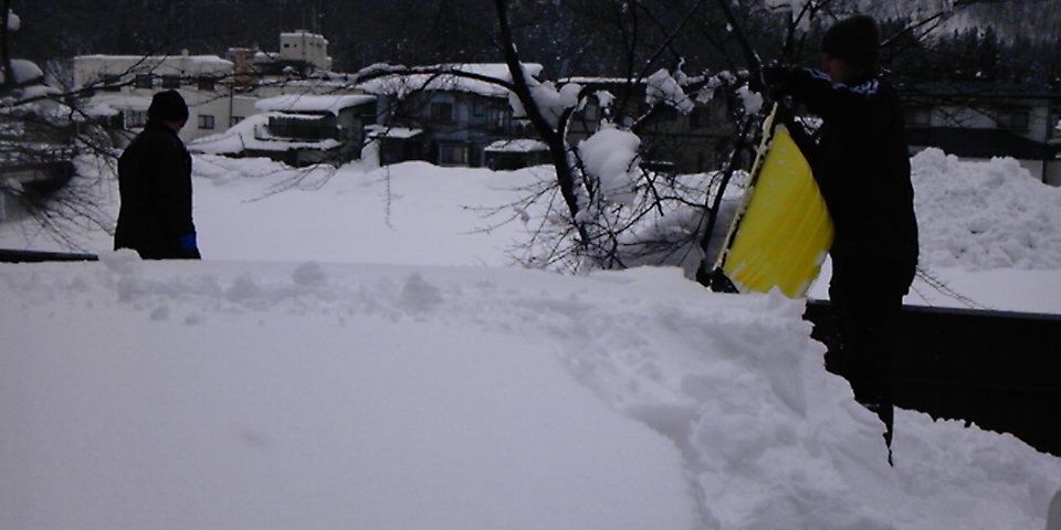 小町の湯の雪下ろし
