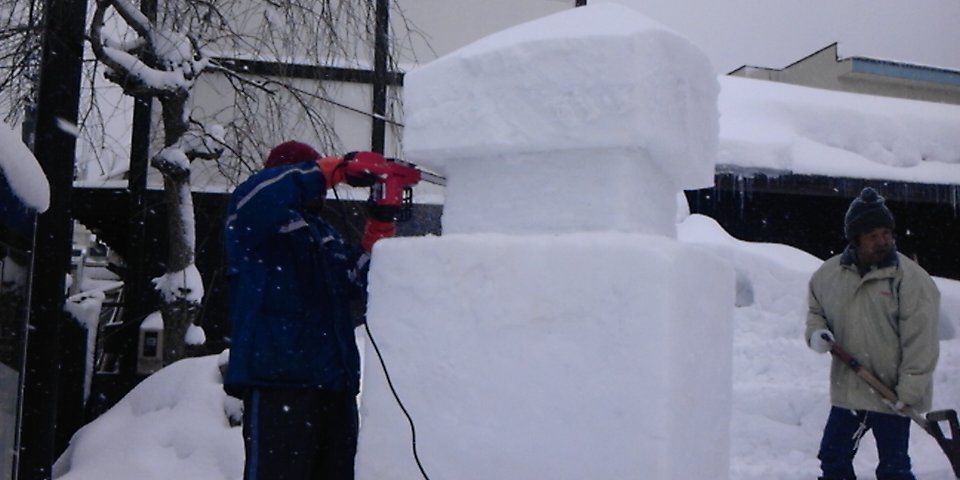 雪灯篭製作