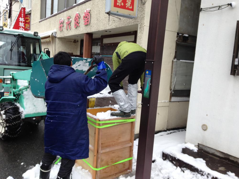 小野川温泉で雪灯篭づくり