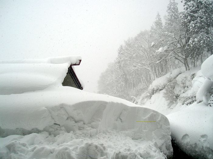 今日も屋根の雪下ろし