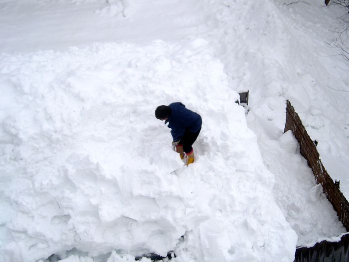 女将さんも屋根の雪下ろし